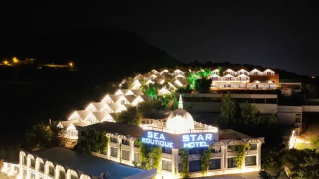 Boutique hotel sfeervol verlicht in de nacht. Sea Star Hotel Alanya verlicht in de avond
