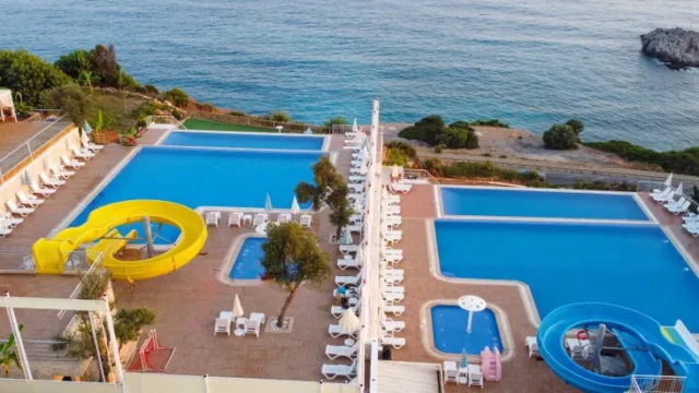 Uitgestrekt zwembadcomplex met glijbanen. Grote zwembaden en glijbanen aan de Turkse Rivièra – Sea Star Hotel