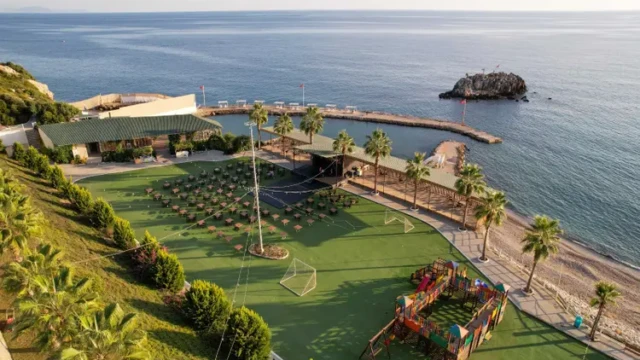 Ruim speelveld met uitzicht op de Middellandse Zee. Kinderspeeltuin en speelveld aan zee bij Sea Star Hotel Alanya