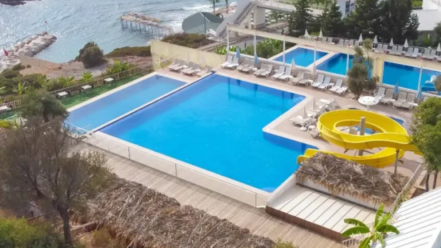 Grote zwembaden met glijbanen en uitzicht op zee. Zwembaden met waterglijbanen in Sea Star Hotel Alanya