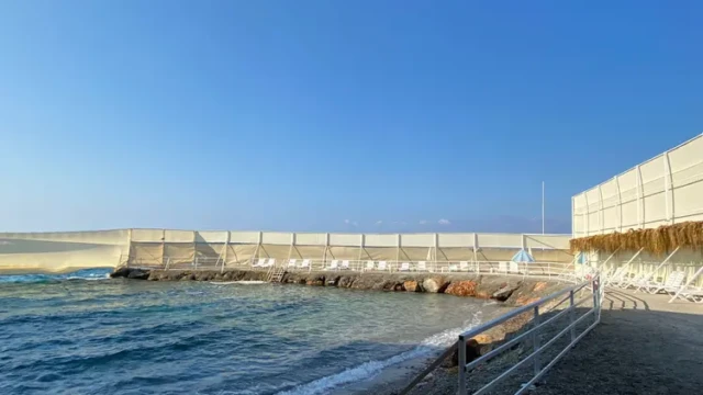 Privé en veilig strand, geschikt voor halalvakanties. Halalvriendelijk damesstrand in Sea Star Hotel Alanya