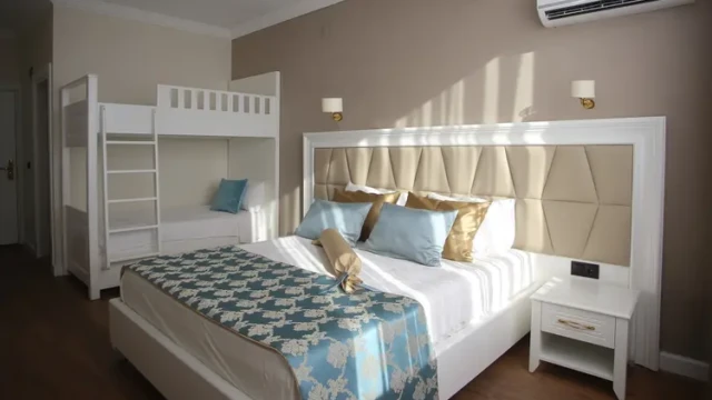 Comfortabele kamer met groot bed en stapelbed, ideaal voor gezinnen. Luxe familiekamer met tweepersoonsbed en stapelbed in Sea Star Hotel Alanya