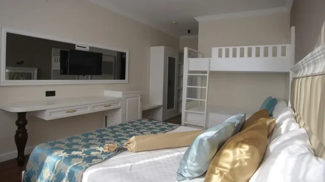 Moderne familiekamer voor halalvriendelijke vakanties. Familiekamer met tweepersoonsbed en stapelbed – Sea Star Hotel Alanya