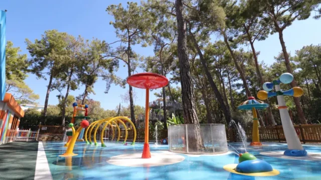 Veilige kinderwaterspeelplaats in de buitenlucht. Kinderzone met waterspeeltoestellen in halal hotel Wome Deluxe Alanya Antalya