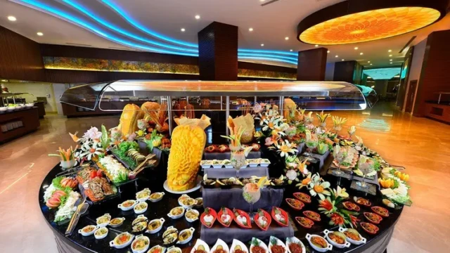 Rijk gevuld halal buffet met internationale gerechten.