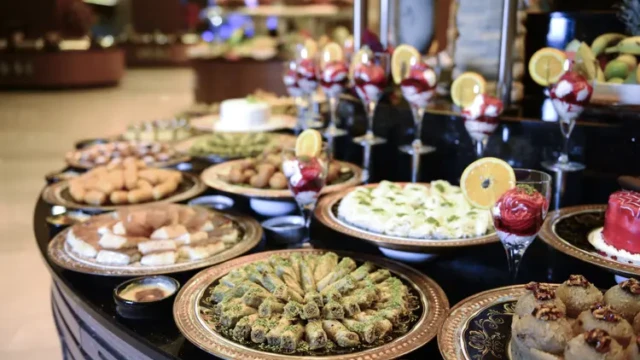 Uitgebreid dessertbuffet met Turkse specialiteiten. Halal desserts in buffet halal hotel Wome Deluxe Alanya Antalya