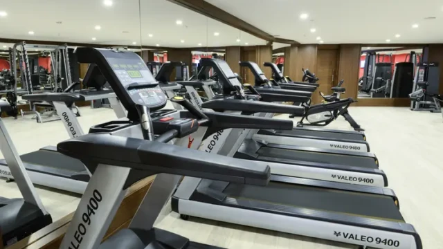 Moderne fitnesszaal met loopbanden en krachttoestellen. Fitnessruimte in halal hotel Wome Deluxe Alanya Antalya