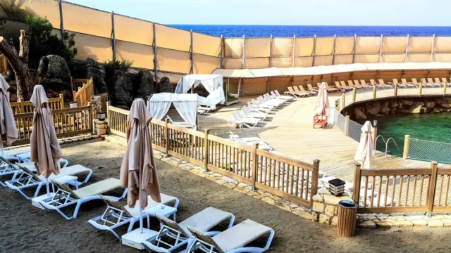 Afgeschermd strandgedeelte speciaal voor vrouwen. Uitzicht damesstrand halal hotel Wome Deluxe Alanya Antalya