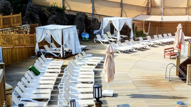 Volledig afgeschermd damesstrand met luxe cabanas. Afgeschermd damesstrand met ligbedden in halal hotel Wome Deluxe Alanya Antalya