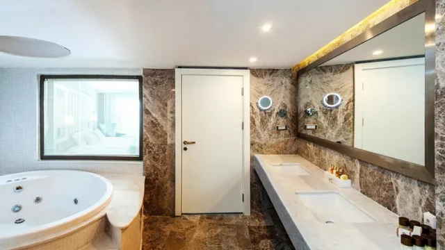 Stijlvolle badkamer met jacuzzi en dubbele wastafels. Luxe badkamer met jacuzzi in halal hotel Wome Deluxe Alanya Antalya