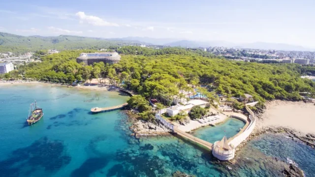 Prachtig uitzicht op het resort en de privéstranden van Wome Deluxe. Luchtfoto van halal hotel Wome Deluxe Alanya Antalya aan de Middellandse Zee