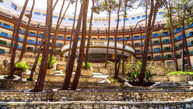 De stijlvolle entree van Wome Deluxe te midden van de natuur. Hoofdingang van halal hotel Wome Deluxe Alanya Antalya