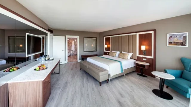 Modern ingerichte kamer met kingsize bed in Wome Deluxe. Luxe familiekamer in halal hotel Wome Deluxe Alanya Antalya