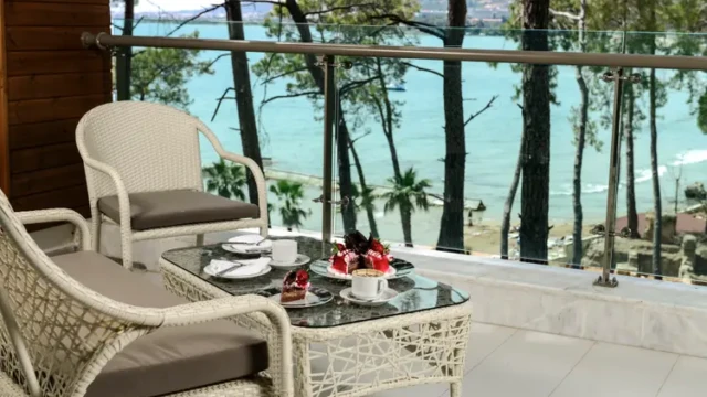 Ontbijten met uitzicht op zee in Alanya. Balkon met zeezicht – Wome Prime Halal Resort Alanya Halalvakantiegids.nl