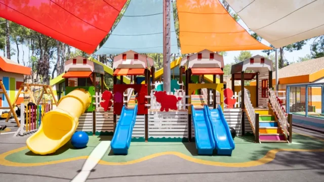 Kleurrijke speeltuin voor gezinnen met jonge kinderen. Speeltuin voor kinderen – Wome Prime Halal Resort Alanya – Halalvakantiegids.nl