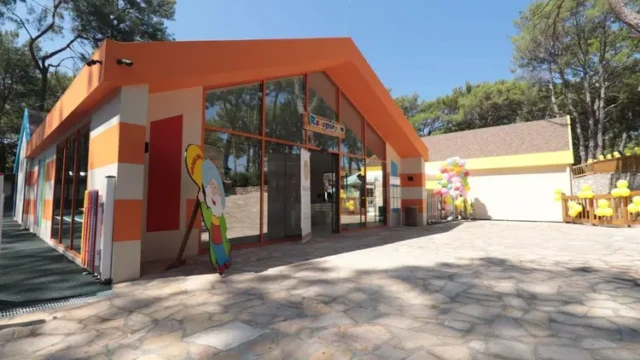 Moderne kinderclub met activiteiten voor kinderen. Kinderclub gebouw bij Wome Prime Halal Resort Alanya – Halalvakantiegids.nl