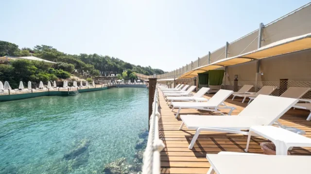 Ontspan aan zee op de exclusieve steiger van Wome Prime. Steiger aan zee – Wome Prime Halal Resort Alanya Halalvakantiegids.nl