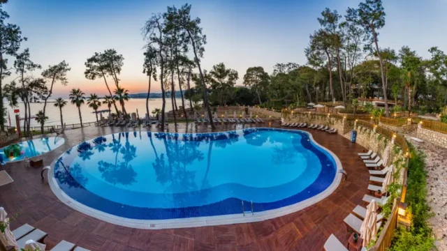 Luxe halalvakantie met uitzicht op zee en zonsondergang. Zwembad bij zonsondergang – Wome Prime Halal Resort Alanya Halalvakantiegids.nl
