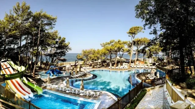 Geniet met het hele gezin in de aquapark zwembaden van Wome Prime. Zwembad met glijbanen – Wome Prime Halal Resort Alanya Halalvakantiegids.nl