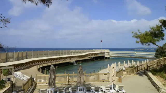 Ontspan op het halalvriendelijke privéstrand in Alanya. Damesvriendelijk privéstrand – Wome Prime Halal Resort Alanya Halalvakantiegids.nl