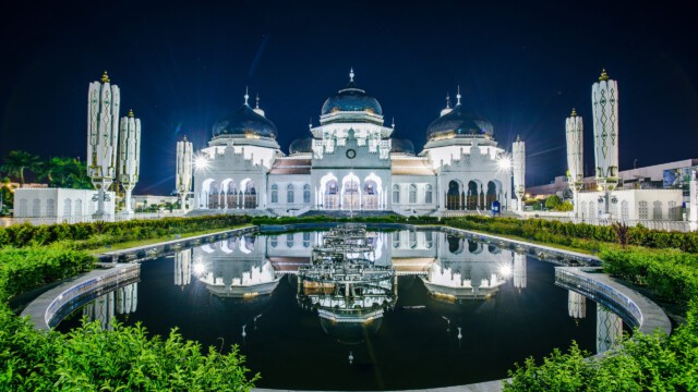 Nachtfoto van de Baiturrahman Grand Mosque in Indonesië – populaire halal bestemming in Azië.