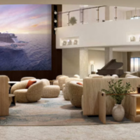 Dallah Café biedt een lichte loungeomgeving met comfortabele zitplaatsen en een piano. Lichte lounge van Dallah Café met zachte fauteuils, piano en groot scherm