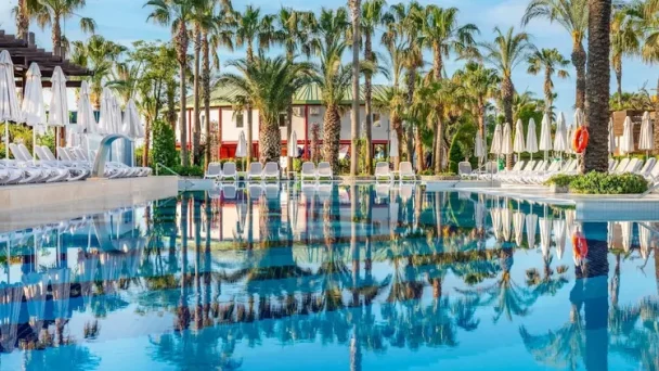 Belek Beach Resort Hotel aan de kust met groot zwembad en palmbomen