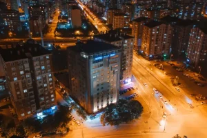 Bera Hotel Konya in Turkije bij nacht, halal gecertificeerd en volledig alcoholvrij