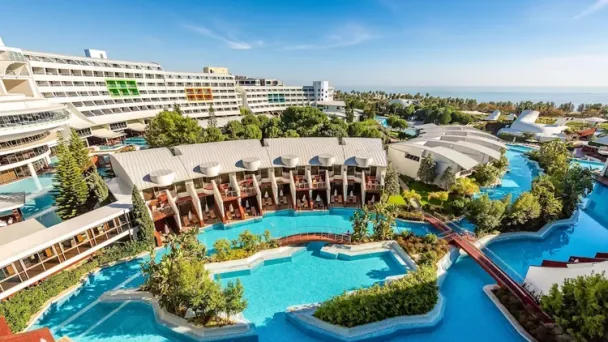 Cornelia Diamond Golf Resort & Spa Belek met watercomplex en luxe villa’s aan het zwembad