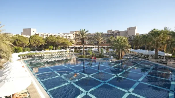 Crystal Tat Beach Golf Resort & Spa met groot buitenzwembad en palmbomen in Belek