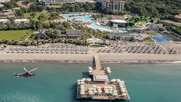 ELA Excellence Resort Belek, een luxe halalvriendelijk resort met strand, pier en all-inclusive service.