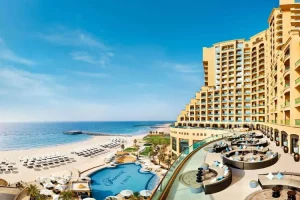 Luxe halalvriendelijk strandresort Fairmont Ajman met privéstrand en gescheiden zwembaden voor moslimreizigers