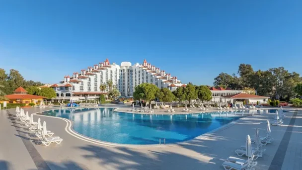 Green Max Hotel in Belek met groot zwembad en witte ligstoelen