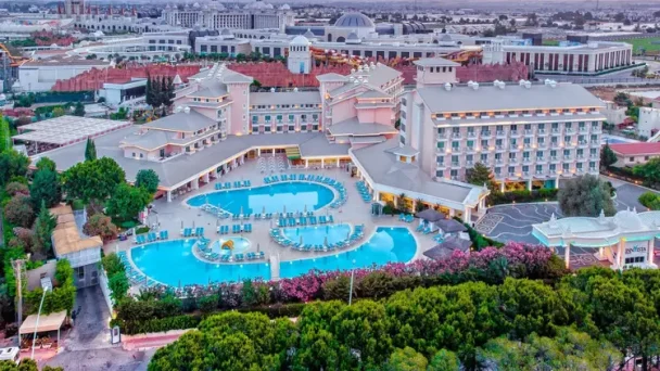 Innvista Hotels Belek halalvriendelijk familiehotel met groot zwembad en groene omgeving