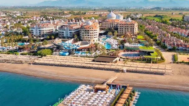 Kirman Belazur Resort & Spa – All Inclusive, halalvriendelijk resort met zwembad en pier aan zeebineren met luxe.