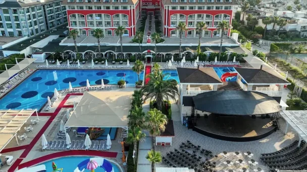 Luxe halalvriendelijk resort Orange County Belek met ruime zwembaden en unieke architectuur
