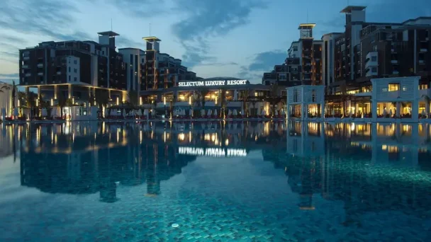 Selectum Luxury Resort, luxe halalvriendelijk resort in Belek met nachtverlichting en groot zwembad