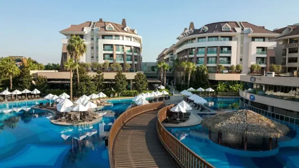 Sherwood Dreams Resort Belek halalvriendelijk resort met brug en zwembaden