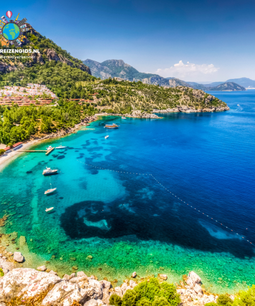 Marmaris, Turkije – Halal Vakantie aan de Turkse Rivièra Helderblauw water en stranden in Marmaris, Turkije, een ideale plek voor een halal vakantie.