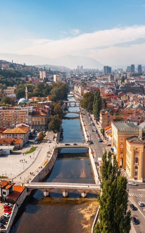 Aerial view Sarajevo centrum – 100% halal bestemming Bosnië | Halalvakantiegids.nl