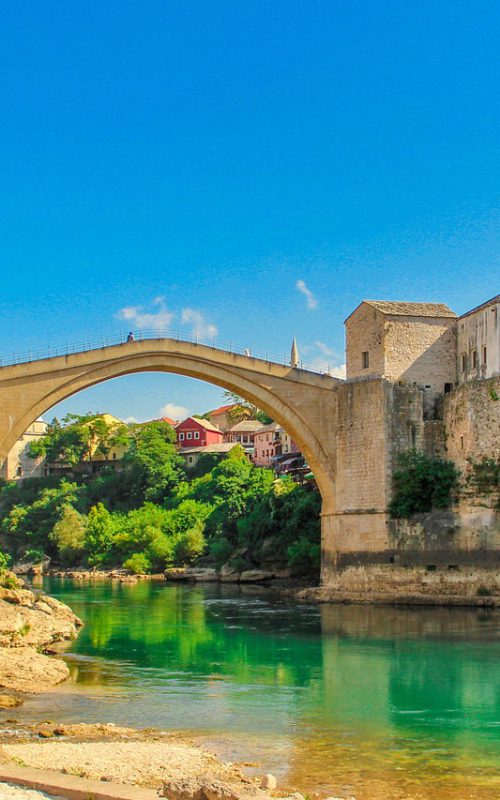 Indrukwekkende hoge brug met een adembenemend uitzicht inSarajevo.