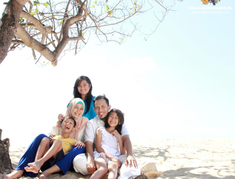 Halal Strandvakantie voor Gezinnen – Halalvakanties Gelukkige moslimfamilie geniet van een halal strandvakantie