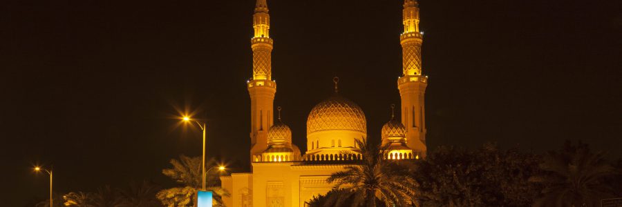 Jumeirah Moskee in Dubai, sfeervol verlicht in de nacht, een iconische moskee en toeristische trekpleister.