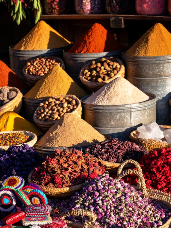 Kleurrijke kruiden en specerijen op een markt in Marrakech – halal bestemming Afrika.